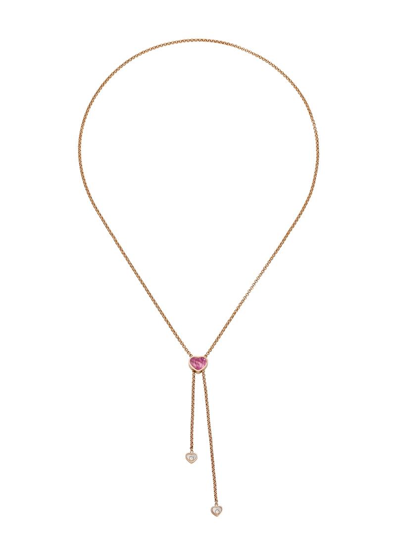 Happy Hearts系列項鍊，符合倫理道德標準的18K玫瑰金領帶項鍊，珍珠母貝心型墜飾。（Chopard提供）