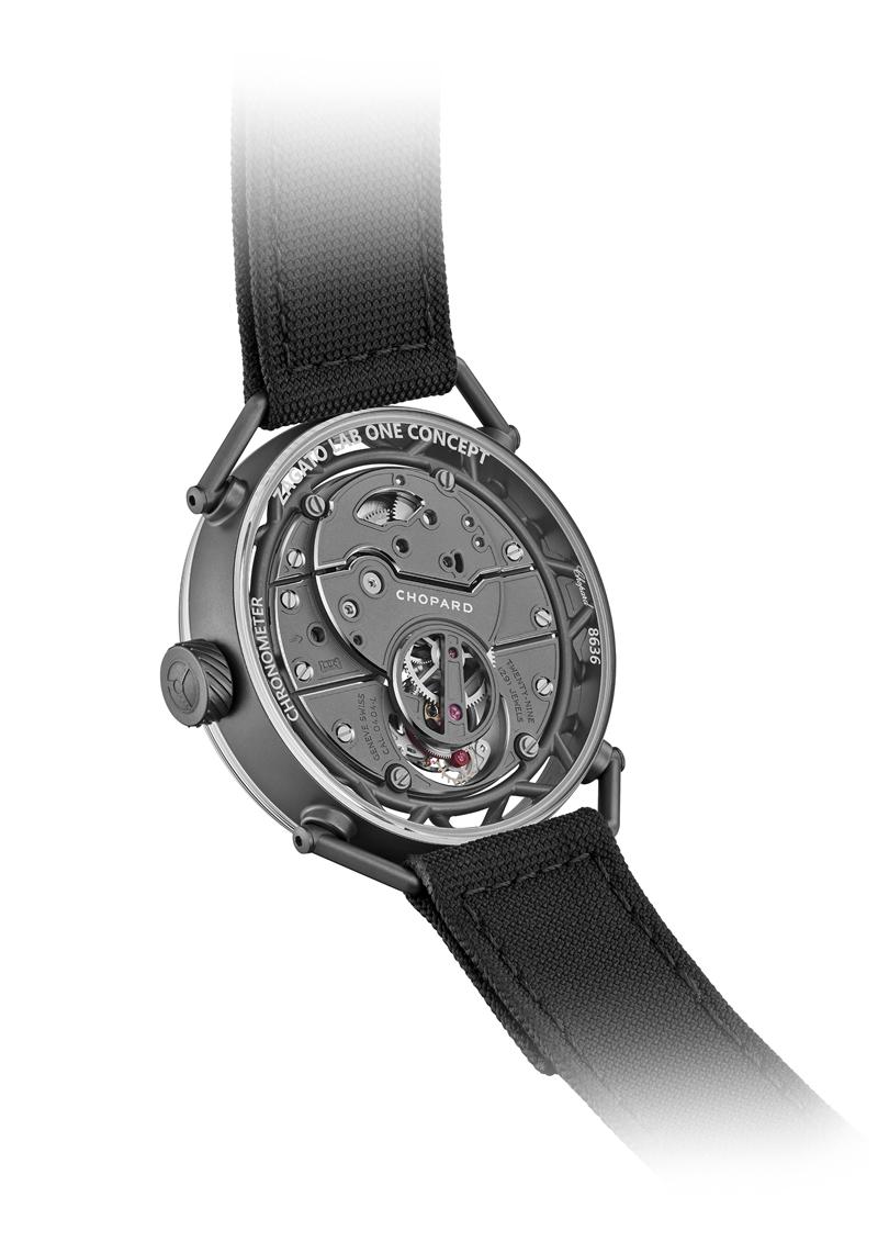 陶瓷化鈦金屬製作的橋板與主夾板，是腕錶整體輕量化的關鍵。（Chopard提供）