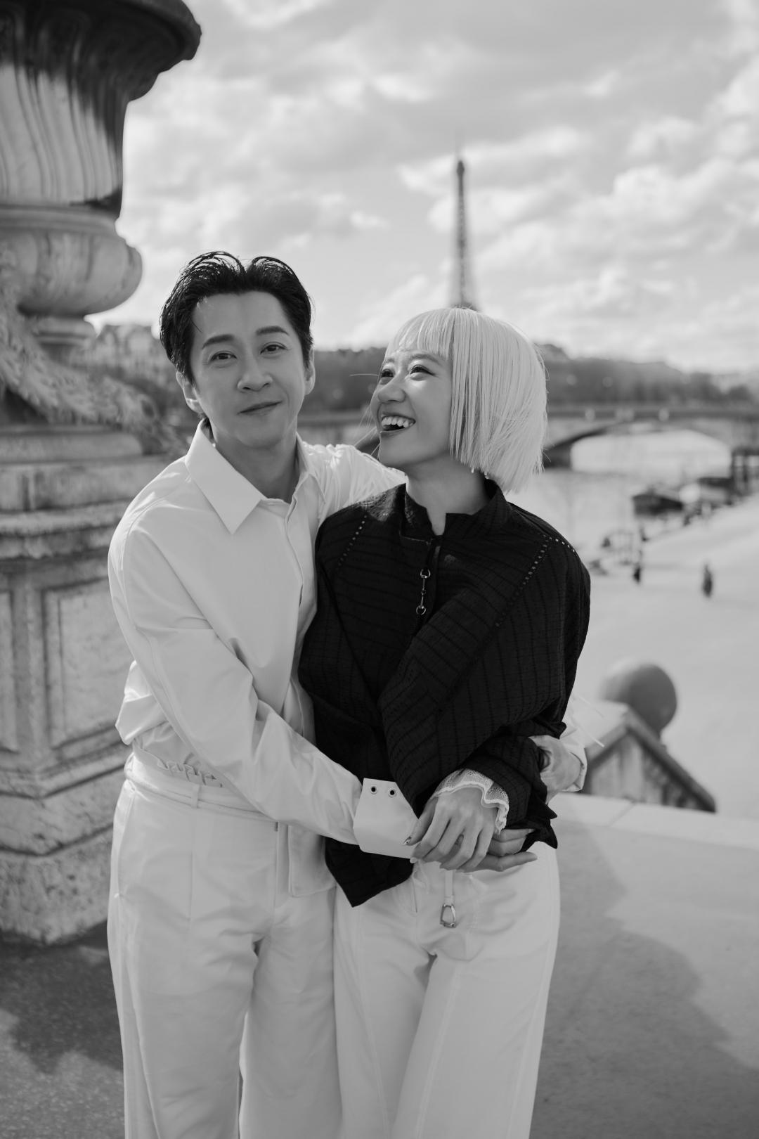 不只隨時緊牽雙手，陳漢典更在橋畔上環抱嬌妻，畫面實在超甜。