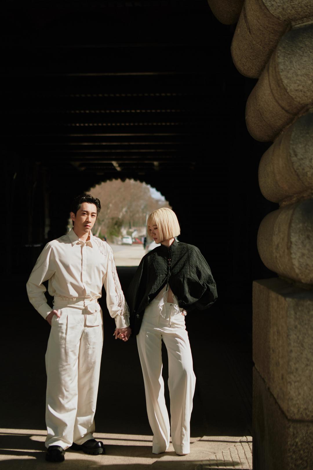 遠赴巴黎工作兼旅遊時，兩人無懼外界視線大方放閃。