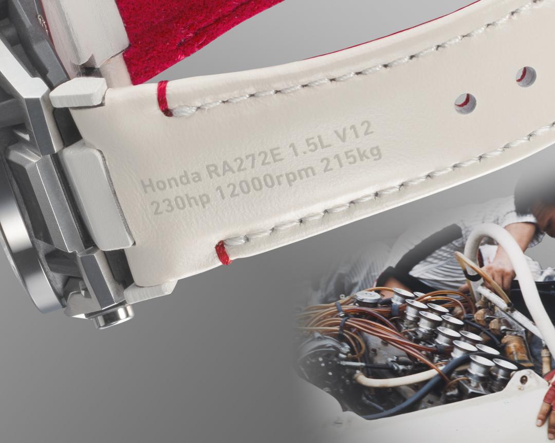 錶帶外側印有1.5升V12引擎相關字樣。