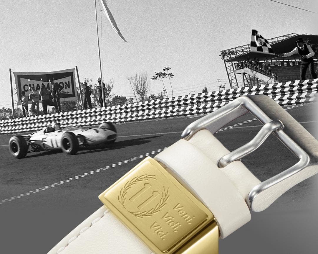 金色錶帶扣環刻有賽車號碼「11」以及車隊領隊中村良夫的名言。