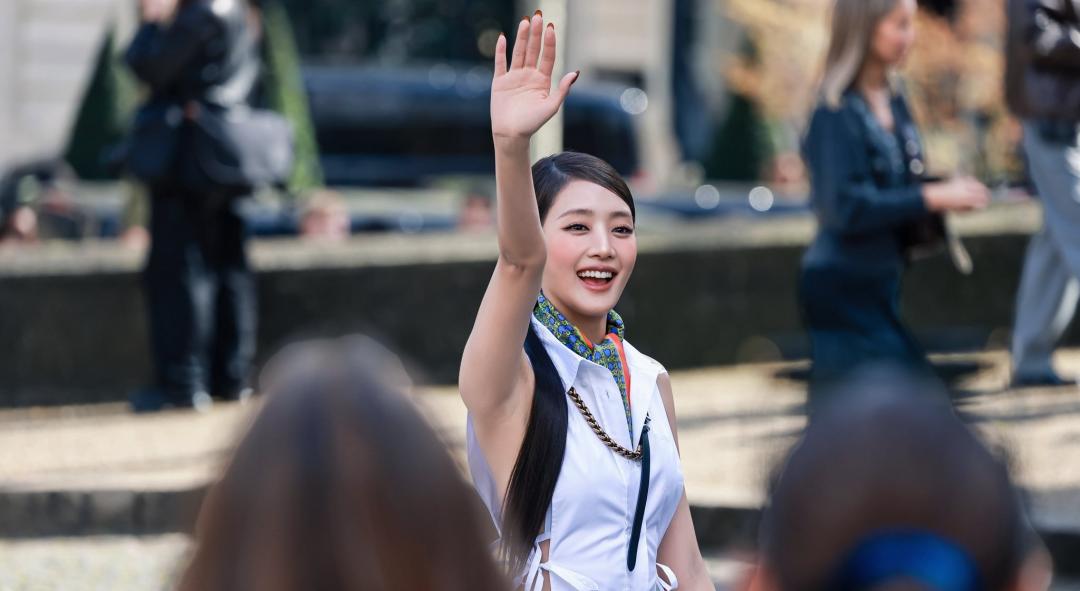 i-dle成員Minnie結束台北表演行程後，馬上飛往巴黎參加MIU MIU時裝週大秀。