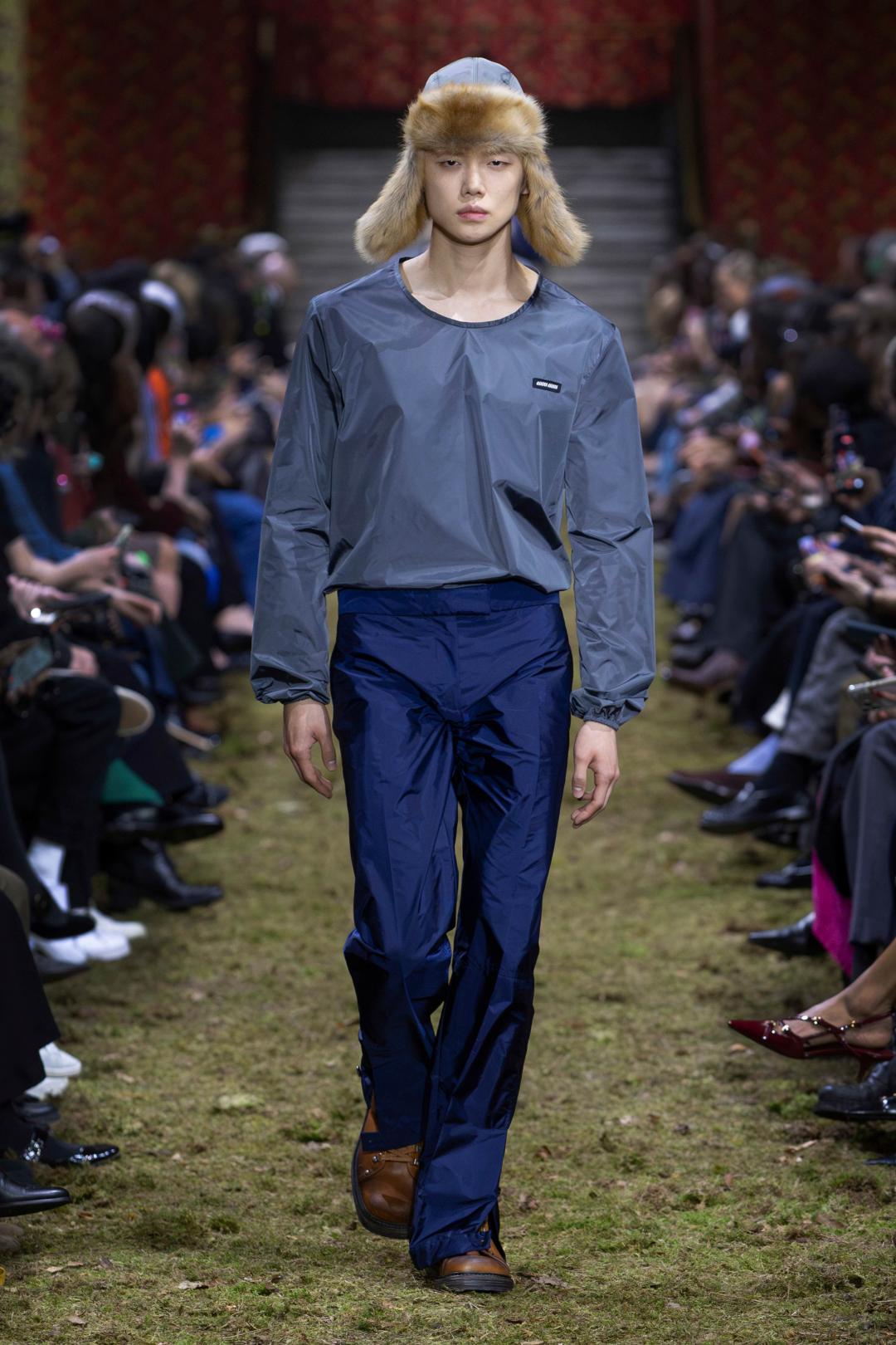 TXT然竣身著藍色系制服風格現身。