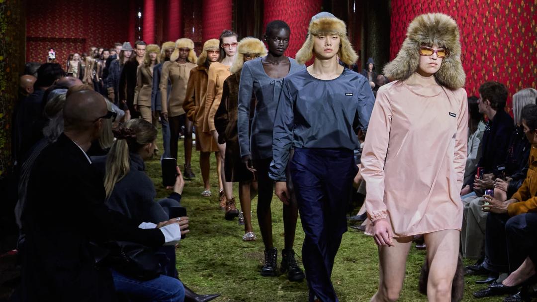 秀場後半段驚見TXT成員然竣（右二）現身伸展台的小彩蛋。