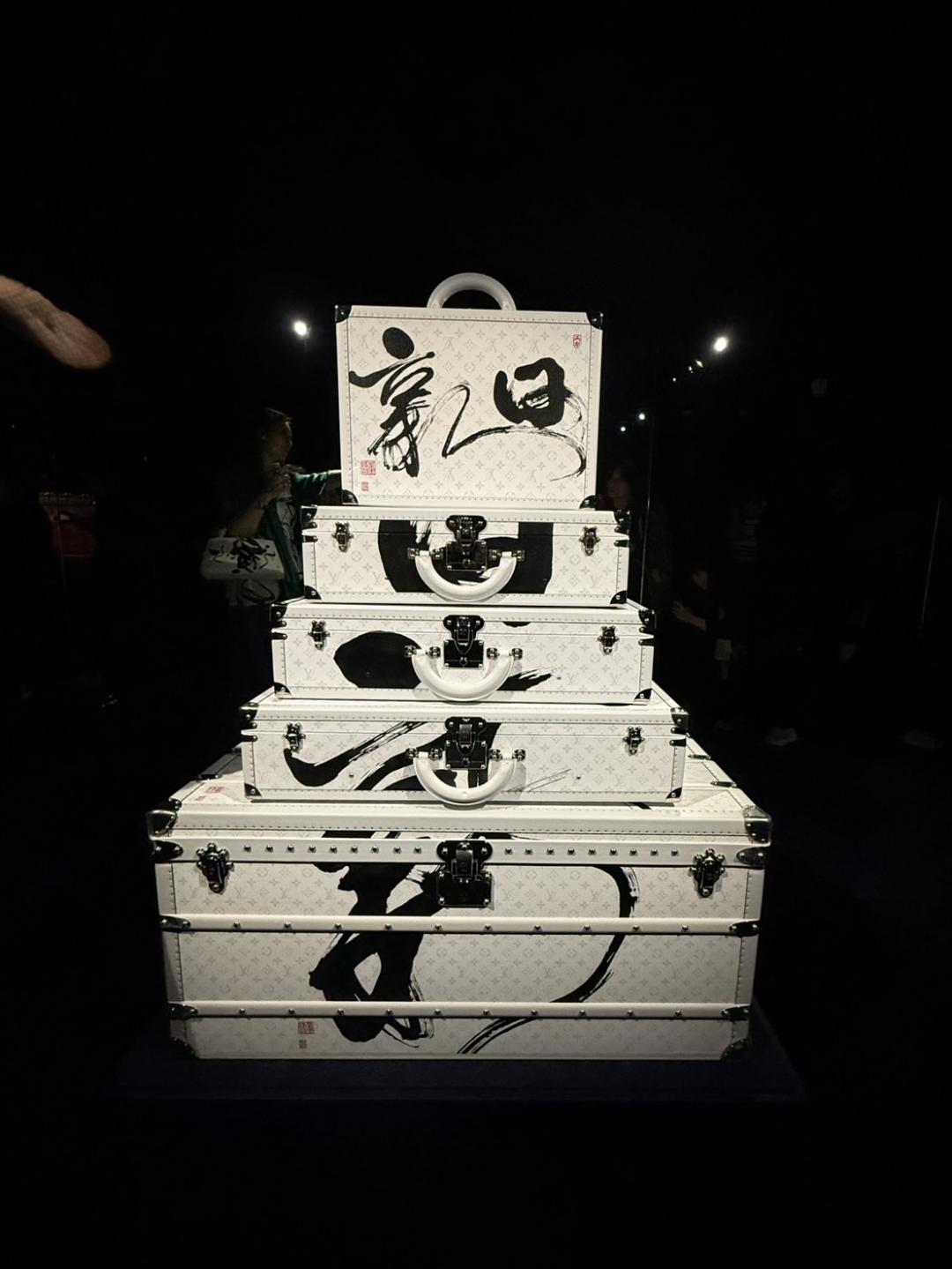 台灣獨家董陽孜女士書法彩繪硬箱「日新」系列。（記者余崇慧攝）