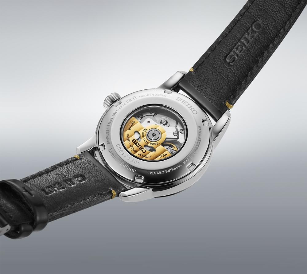 腕錶搭載Caliber 6R51機芯，透過藍寶石水晶背蓋可欣賞精緻的金色自動盤與機械之美。