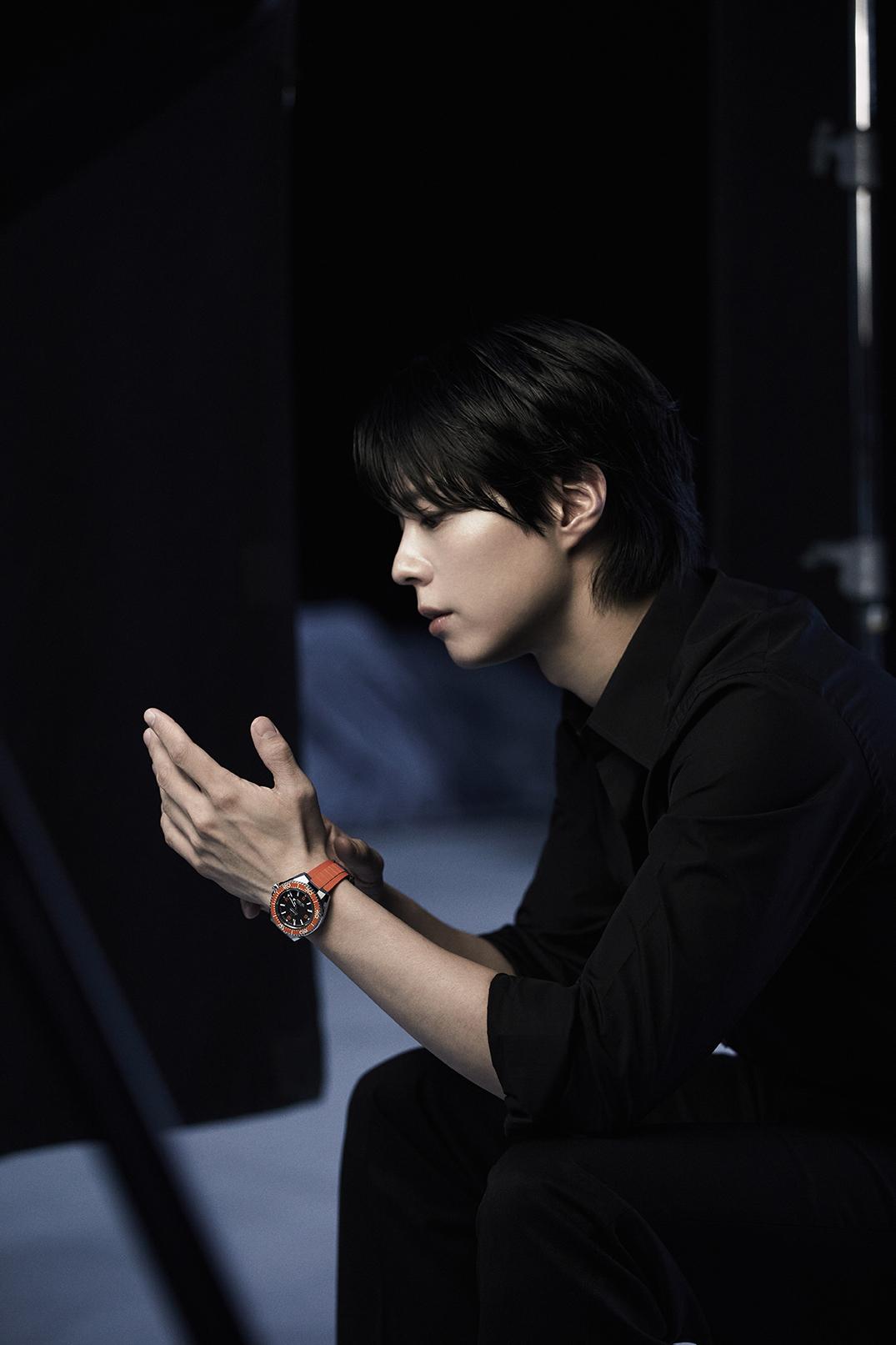 樸寶劍佩戴海馬Planet Ocean 600米系列腕錶，268,000元。