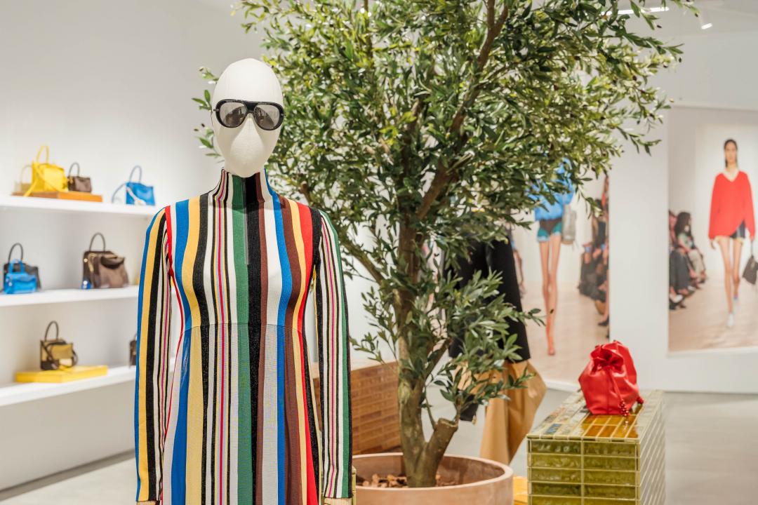 延續LOEWE的熱情基因，以大膽鮮豔的色彩營造輕快氣息。