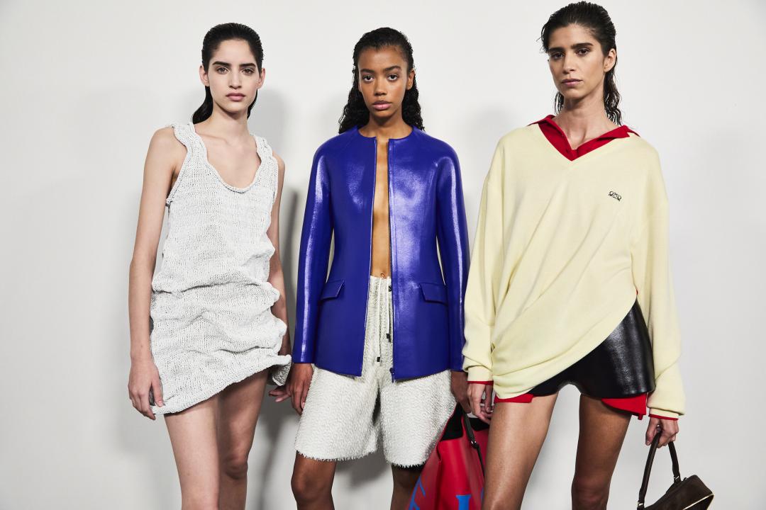 汲取經典運動服廓形為靈感，垂墜線條、潛水裝輪廓成為重點。