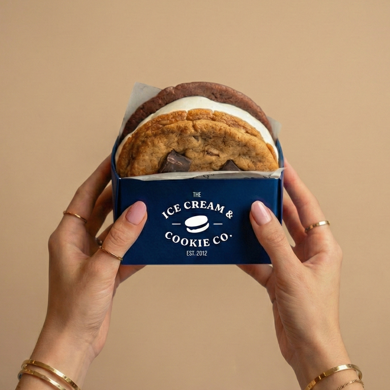The Ice Cream&Cookie Co.冰淇淋餅乾三明治，兩片手工軟餅乾夾入滑順冰淇淋，可自由搭配多種口味組合，188元。（The Ice Cream&Cookie Co.提供）