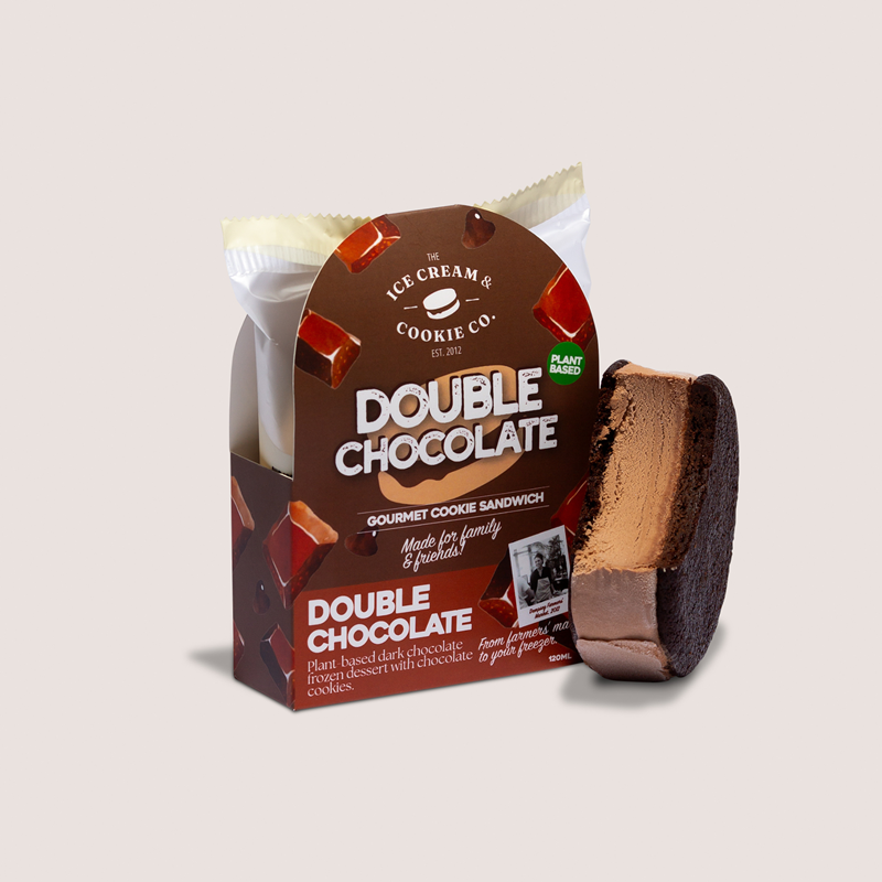 The Ice Cream&Cookie Co.「雙層巧克力」冰淇淋餅乾三明治，全家便利商店限定口味之一，濃郁可可冰淇淋搭配巧克力餅乾。（The Ice Cream&Cookie Co.提供）