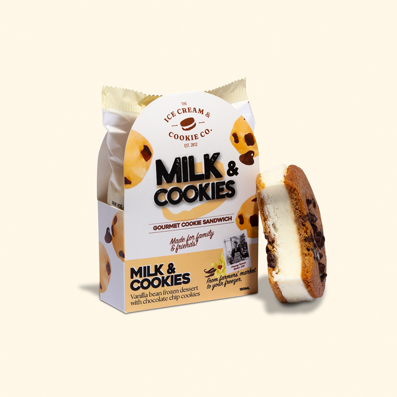 The Ice Cream&Cookie Co.開心果冰淇淋餅乾三明治，同為全家便利商店限定口味，嚴選義大利開心果製成濃郁冰淇淋，搭配手工軟餅乾呈現鹹甜交織口感。（The Ice Cream&Cookie Co.提供）