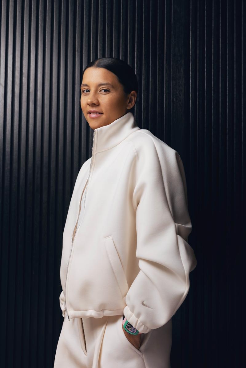 俐落白色運動套裝拍攝形象大片，展現運動與時尚融合的風格。（RICHARD MILLE提供）