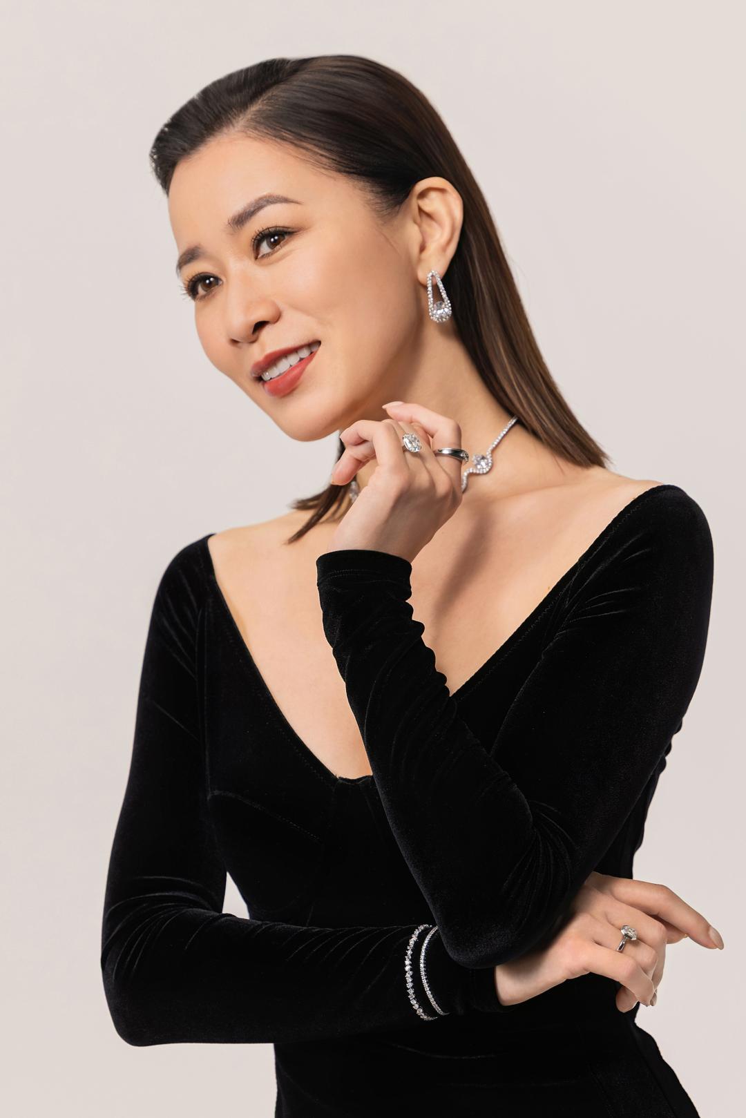 佘詩曼以Octagon系列高級珠寶搭配出奢華造型。(Swarovski提供)