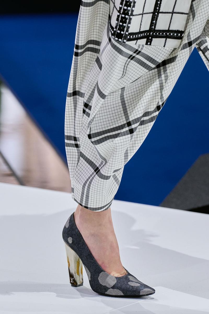 高跟鞋以特殊紋理材質打造，鞋跟呈現仿自然形態的雕塑設計，呼應系列融合自然元素與工藝技術的特色。（Louis Vuitton提供）