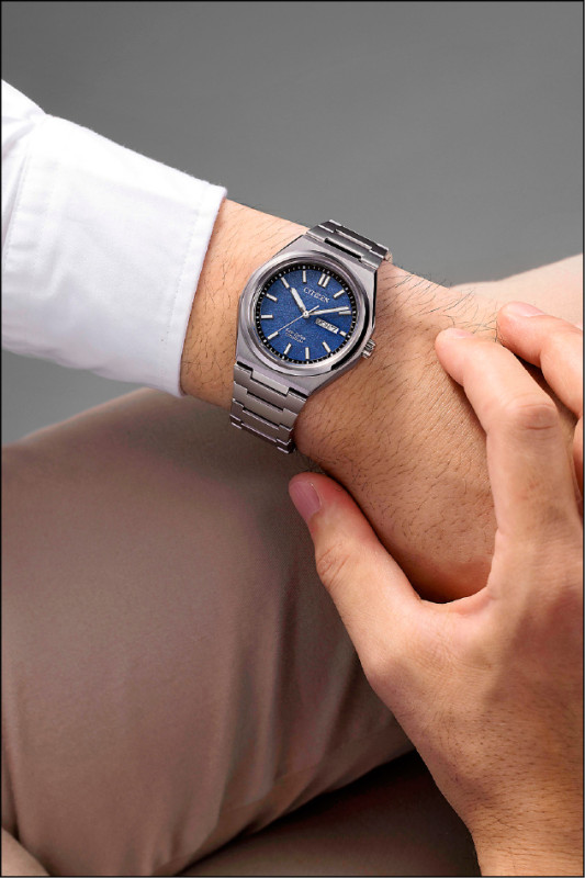 CITIZEN Zenshin系列以復古外型搭配科技材質，時尚又實用。紳士藍AW0130-85L錶款，全台限量100只，每只17,800元。