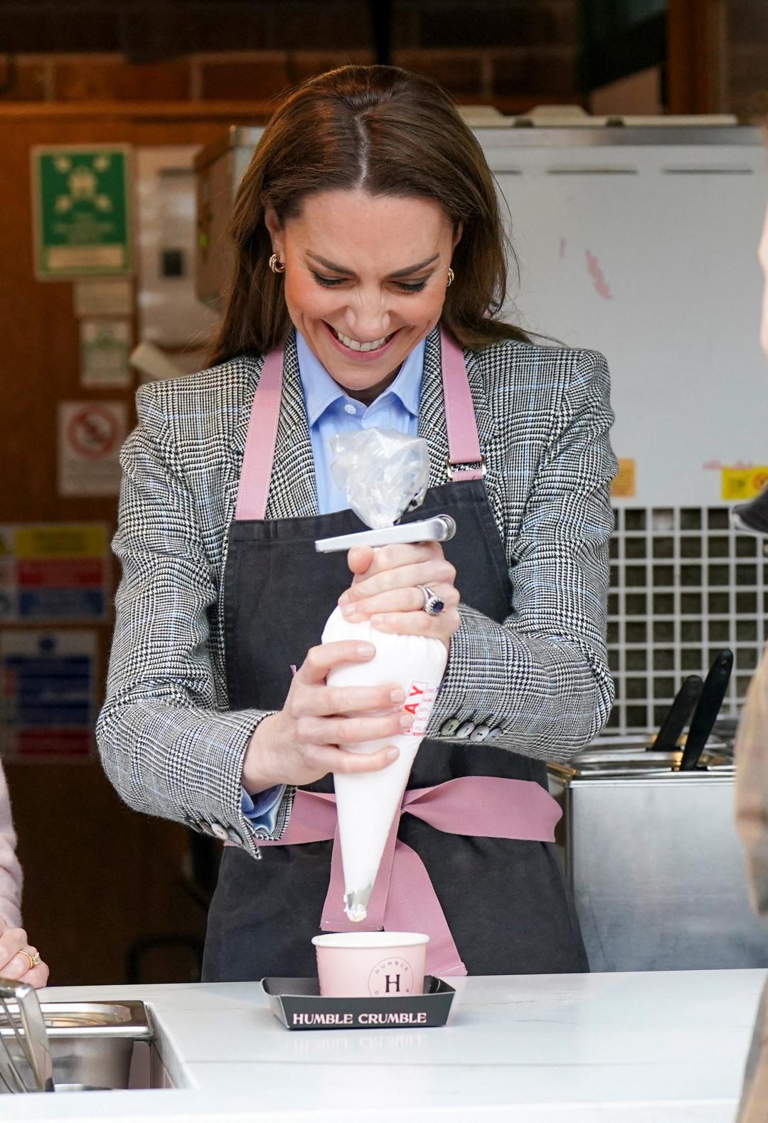 凱特王妃穿圍裙變服務生超可愛！手沖咖啡遭威廉王子退貨 夫妻互動太有趣