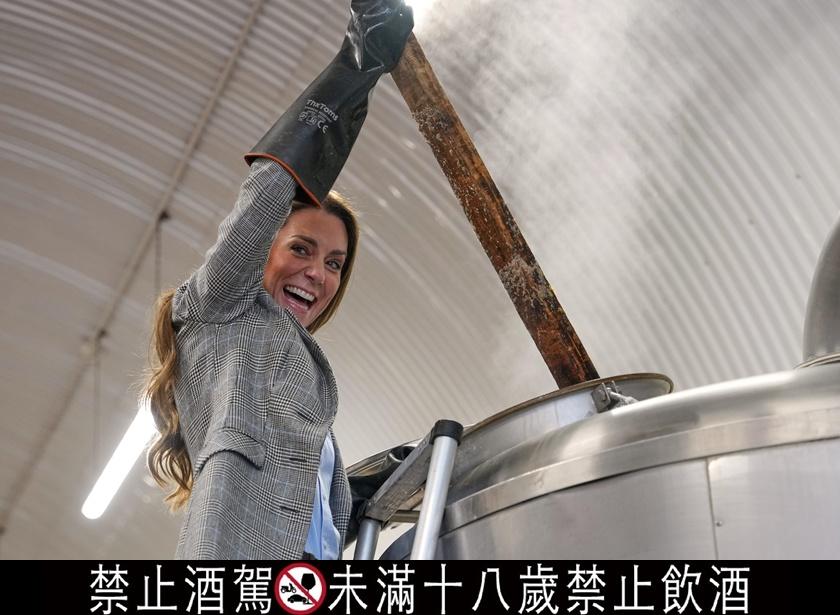 凱特王妃穿圍裙變服務生超可愛！手沖咖啡遭威廉王子退貨 夫妻互動太有趣