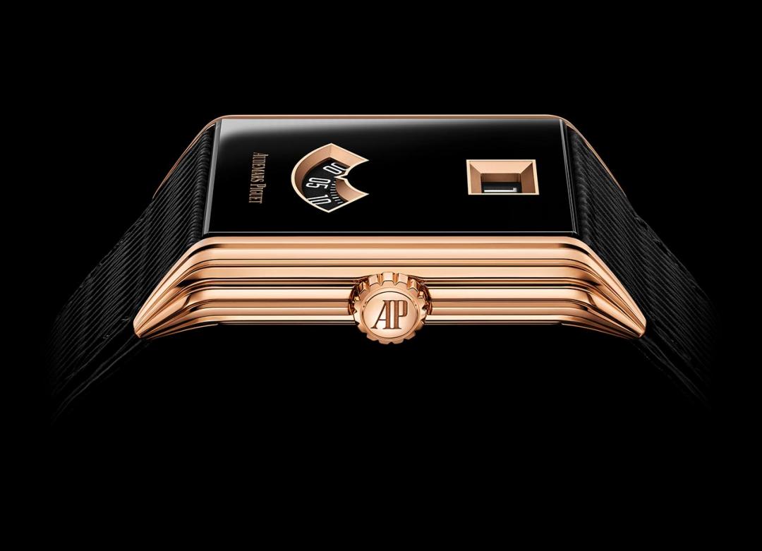錶殼兩側各飾有8道凹槽，線條優雅延伸並收窄為尖形錶耳，營造出空氣動力學特質的動感姿態。