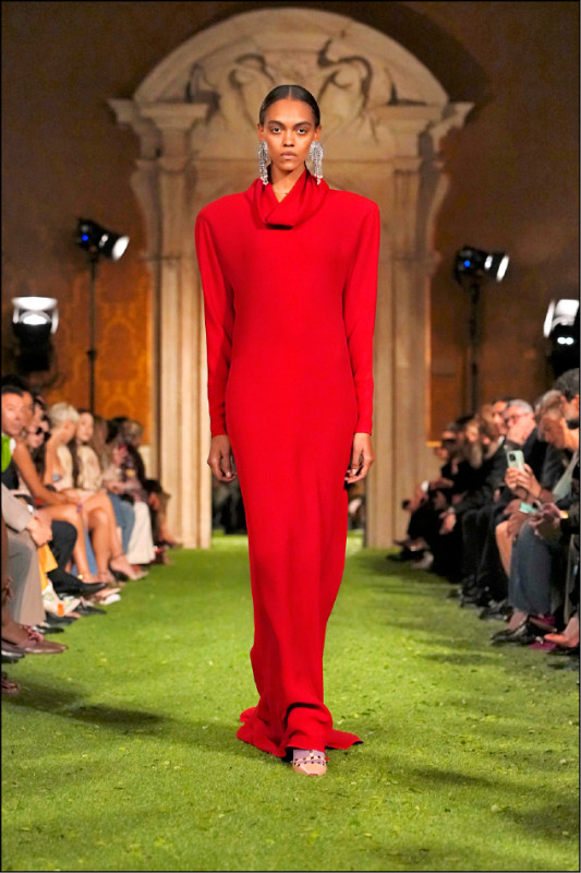 謝幕造型回歸Valentino初心，藉由經典「Valentino紅」突顯優雅氣場。