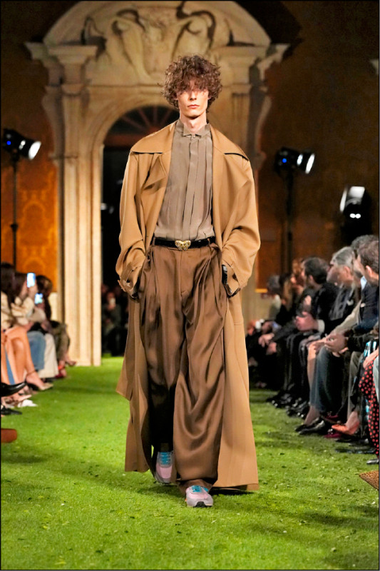 極簡的日常單品透過打褶線條與修長輪廓，勾勒復古紳裝比例。