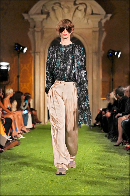 男裝同樣融入華麗語彙，金屬光澤感上衣成為整體造型焦點。