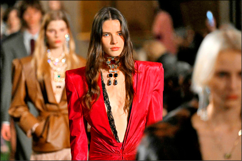 Valentino創意總監Alessandro Michele再度以繁複裝飾語彙，描繪標誌性的戲劇化浪漫風格。（法新社）