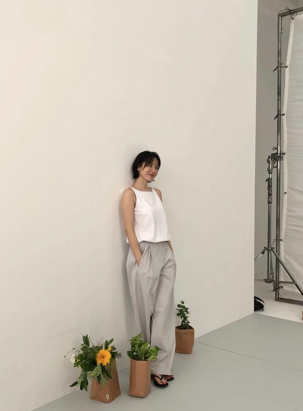 最新在社群分享了拍攝花絮，展現親民自在且凍齡的姿態。（翻攝自instagram）