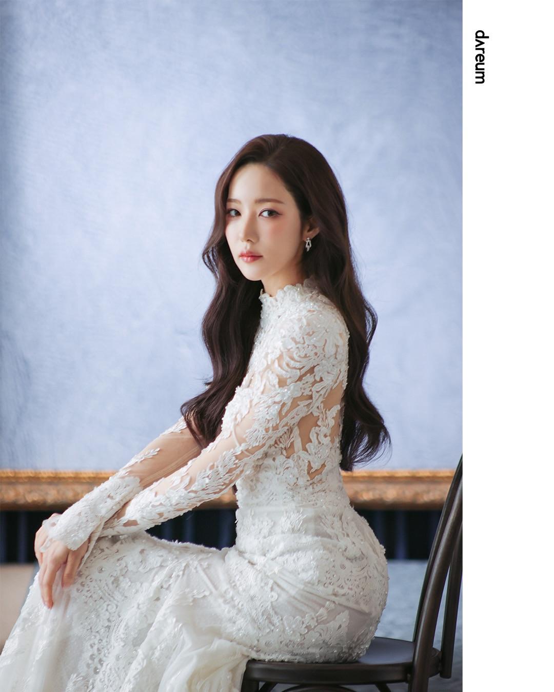 樸敏英為新劇拍攝形象照，一襲蕾絲婚紗造型優雅迷人，佩戴FRED Force 10 Rise系列珠寶。（翻攝自instagram）