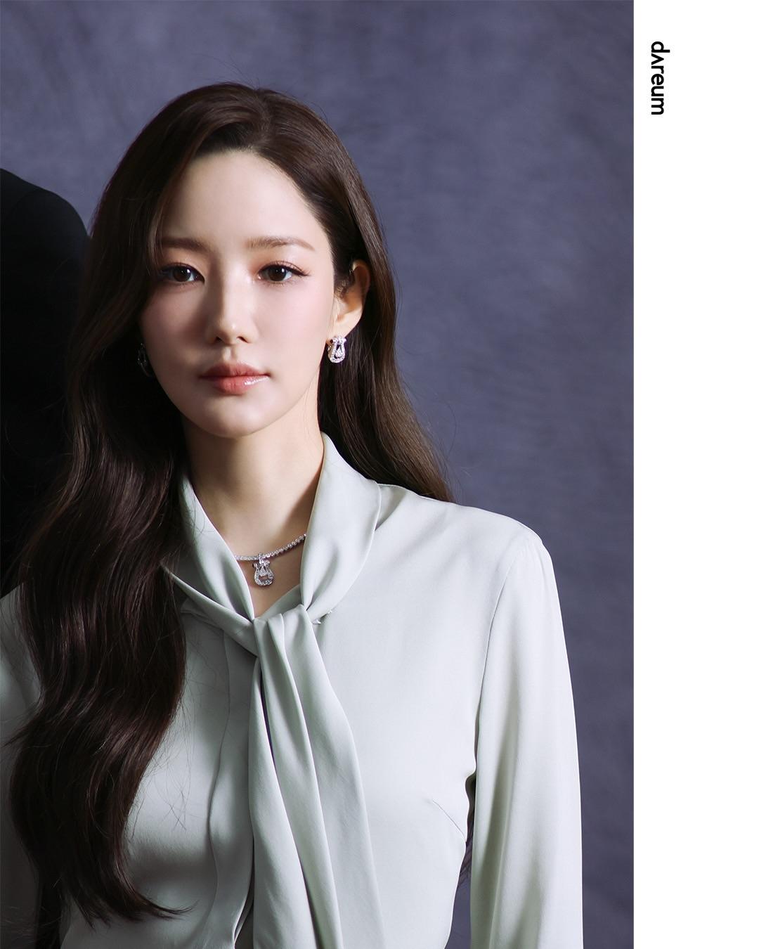 換上知性OL套裝拍攝宣傳照，佩戴FRED Force 10「FRED Hero Cut」耳環與項鍊。（翻攝自instagram）