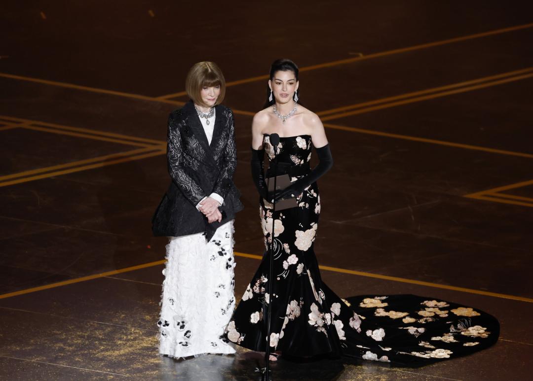 作為電影《穿著PRADA的惡魔》銀幕內外的重要人物，兩人同框合體成為本屆奧斯卡驚喜橋段。（圖／歐新社）