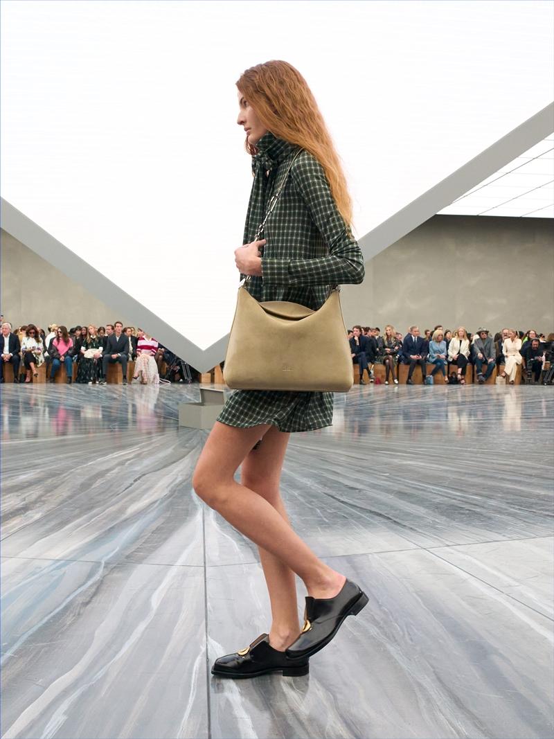 Dior於2026春夏系列推出全新Diorly包款，以柔軟輪廓與隨興肩背設計成為秀場焦點。（Dior提供）