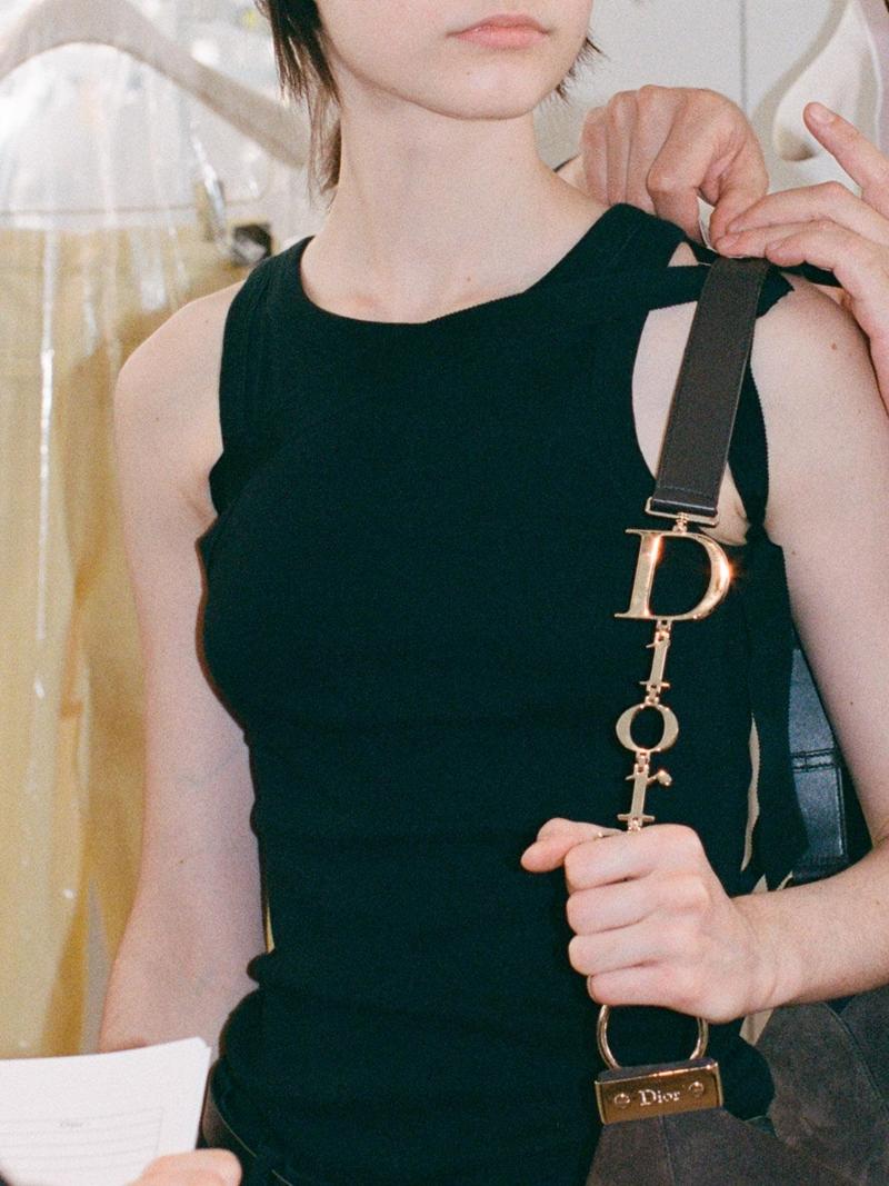 以金屬Dior字樣作為設計亮點，細節極具辨識度。（Dior提供）