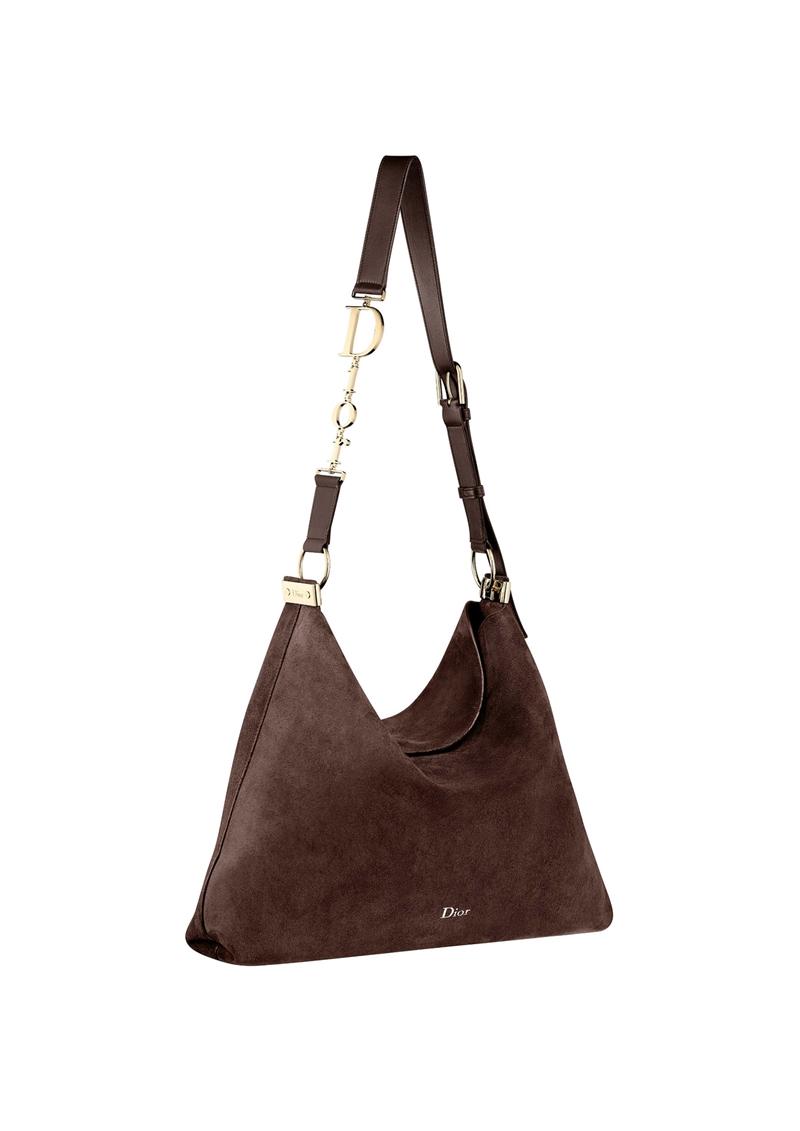 Diorly大型麂皮肩背包，柔軟包身搭配金屬「Dior」字樣肩帶五金，160,000元。（Dior提供）