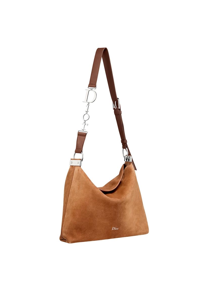 Diorly中型麂皮肩背包，馬鞍色調展現溫潤質感，140,000元。（Dior提供）