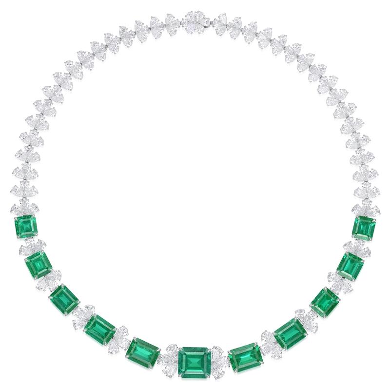 「哥倫比亞穆索」天然祖母綠配鑽石項鍊，鑲嵌11顆祖母綠總重45.94克拉，祖母綠來自傳奇穆索礦區，色澤濃鬱飽滿，搭配鑽石鏈節設計，估價4,250,000至6,000,000港元。（Phillips提供）