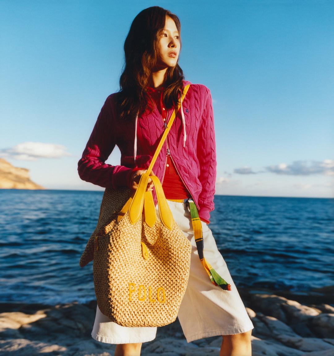 廣告中，SANA以多變時尚風格搭配Polo Play包款，呈現這款提袋式主打包的百搭特色。