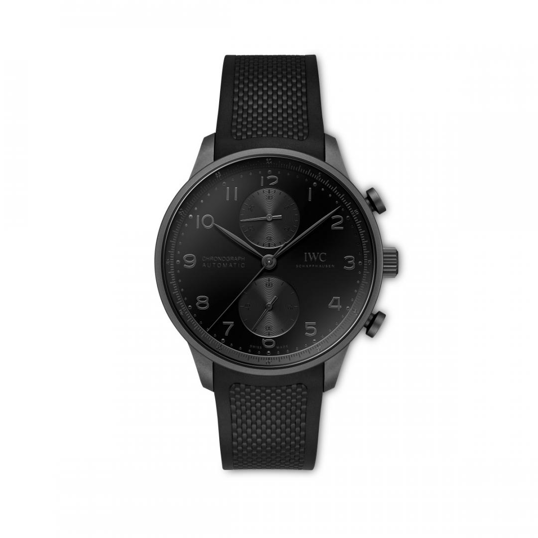 IWC推出全新葡萄牙系列瓷化鈦金屬計時腕錶，展現黑色美學。(IWC提供，以下同)