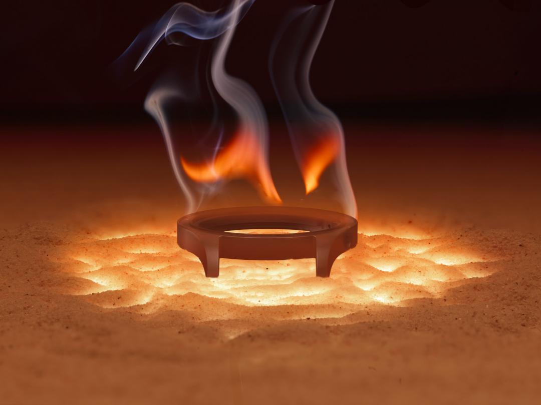 瓷化鈦金屬既有鈦金屬的輕盈和堅韌特性，也像陶瓷一樣堅硬抗刮。