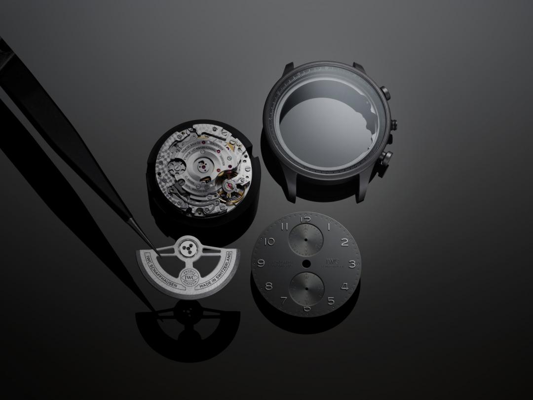 IWC自製69355型機芯以堅固可靠和耐用著稱。