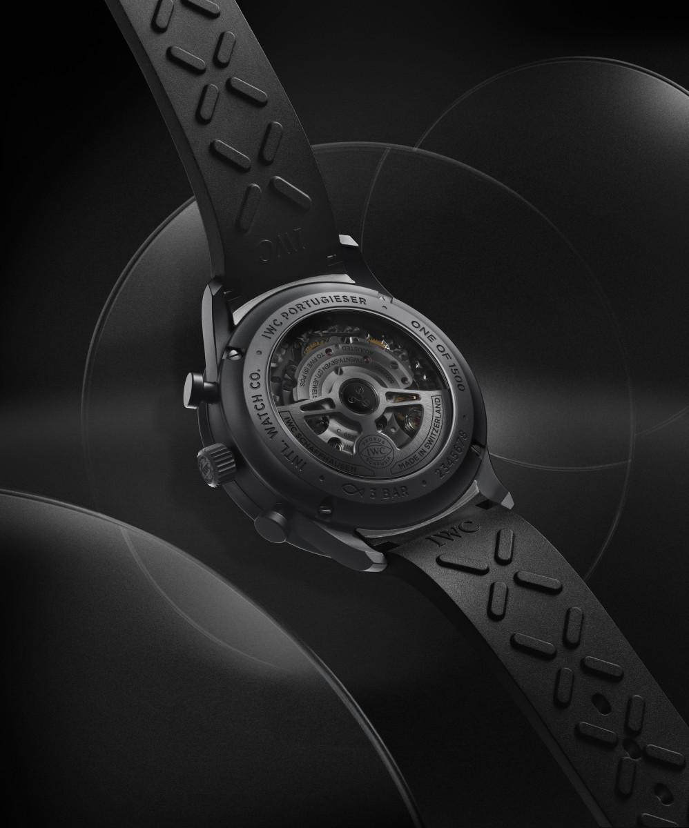 機芯配備自動雙向棘爪上鍊系統，可提供46小時動力儲存。