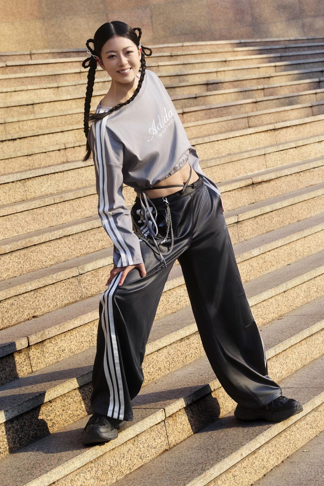 蘋果型身材的人，可選穿同色系造型，營造休閒慵懶風格。