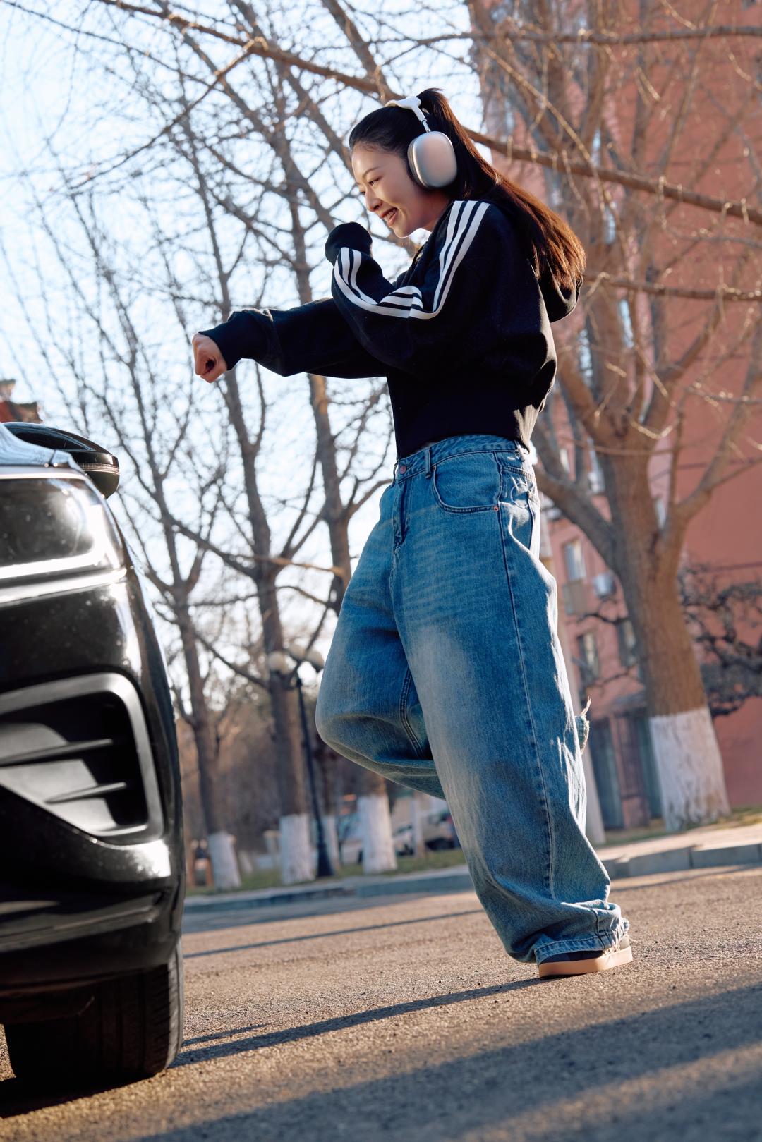 針對肩線寬的倒三角形身形，可透過寬鬆外套，平衡上下身份量感。