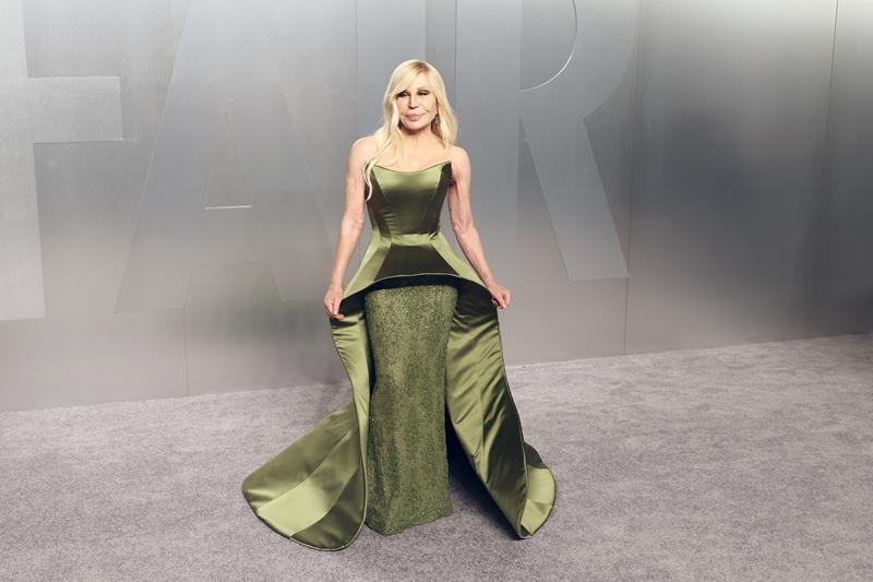 設計師Donatella Versace身穿Versace訂製綠色禮服，結構式腰身與拖尾裙襬展現品牌標誌性的雕塑輪廓。