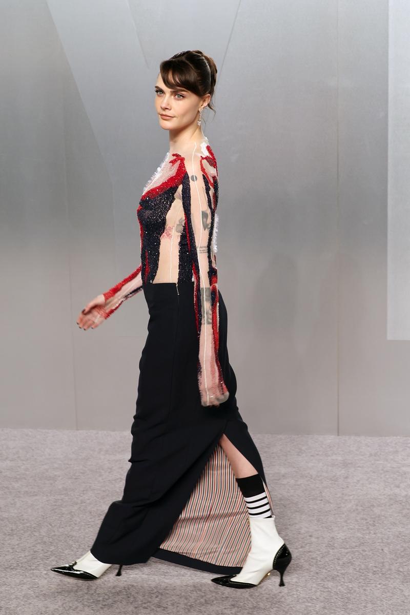 Cara Delevingne穿著透視刺繡上衣與黑色長裙的前衛造型亮相派對紅毯。