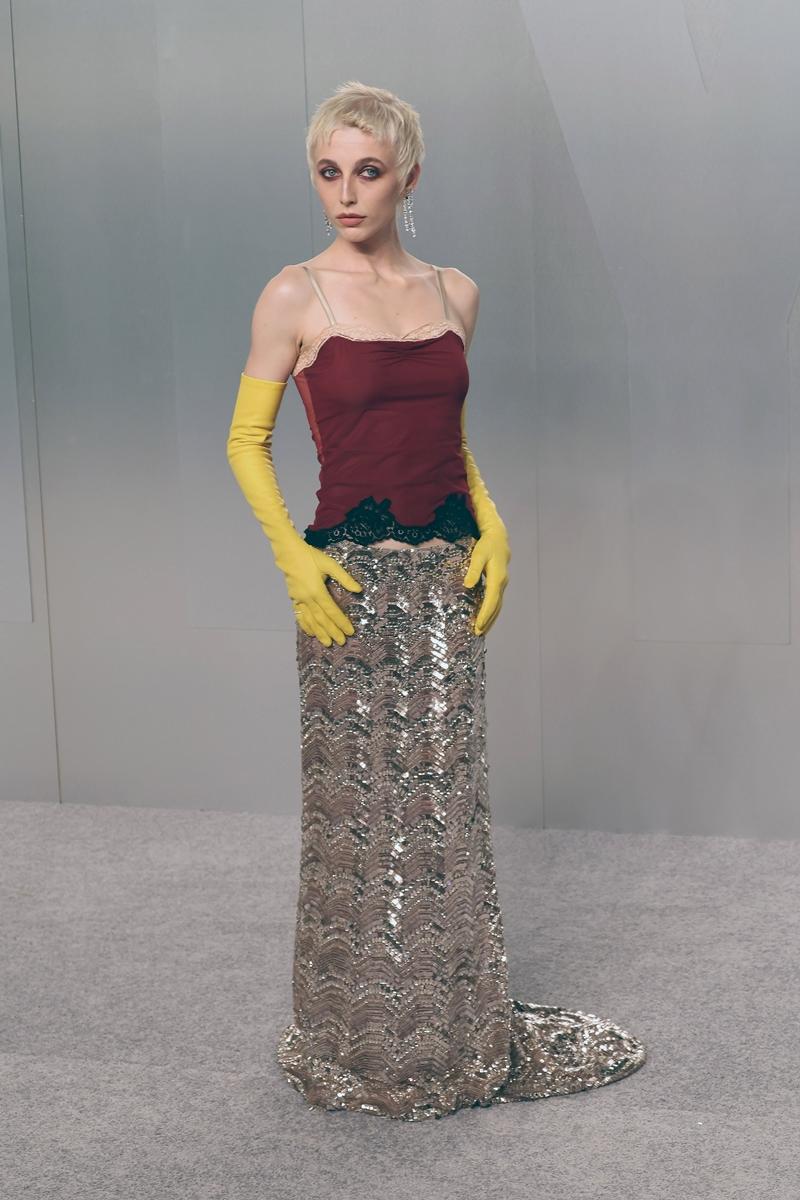 Emma Chamberlain身穿Valentino造型禮服登上紅毯。