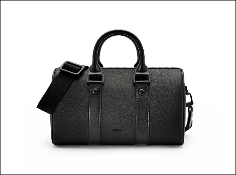 男款Gene斜挎包遊走正式與休閒風格之間，更具搭配彈性，3,390元。