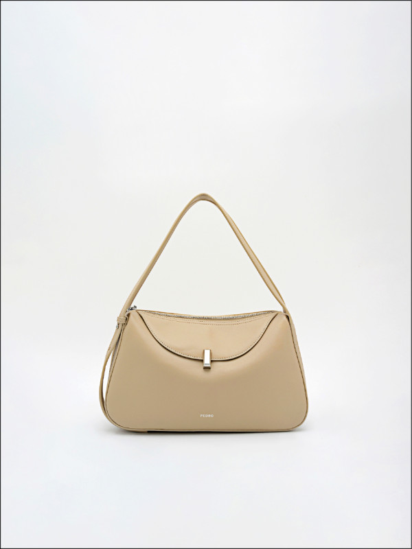 線條圓潤的女款淺褐灰色皮革肩背包，為整體造型帶來更溫柔的風格語彙，4,690元。