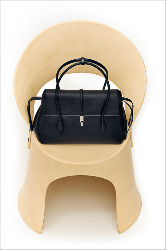 春季Hitch系列包款推出多種輪廓設計，採用俐落幾何線條勾勒的硬挺手提包，特別適合都會女性日常搭配，3,690元。